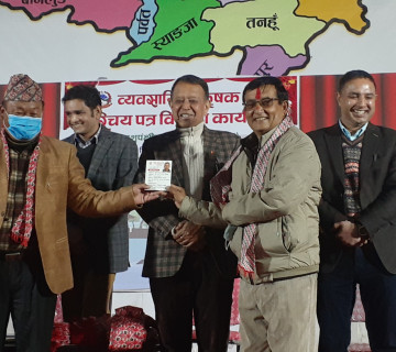 परिचयपत्र बाँडेर किसान छुट्याउँदै पोखरा महानगर